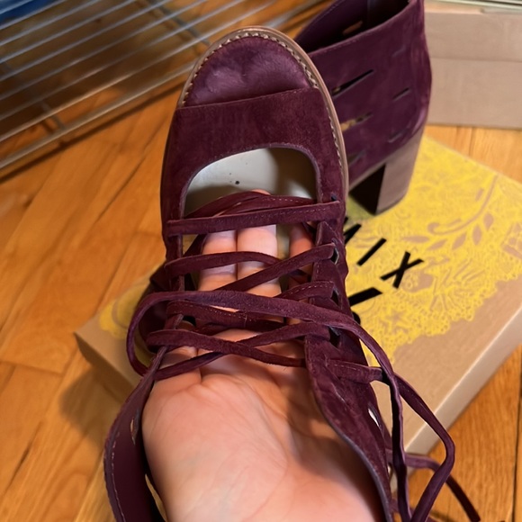 VINCE CAMUTO TRESSA ANKLE BOOTIE - Picture 2 of 5